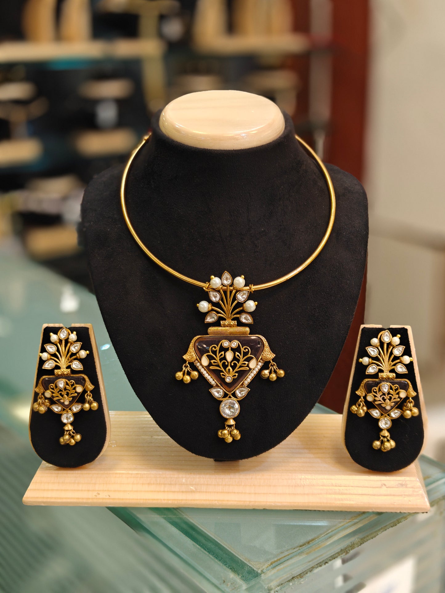 Royal Fusion: Traditional Gold-Plated Choker Set